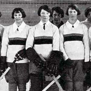 Elizabeth Graham and women's hockey team