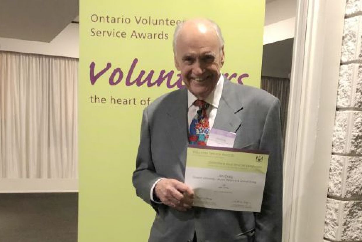 Photo of Jim Craig accepting his ontario volunteer service award