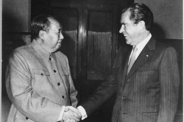 Black and white image of Mao Zedong meeting with US President Richard Nixon in 1972