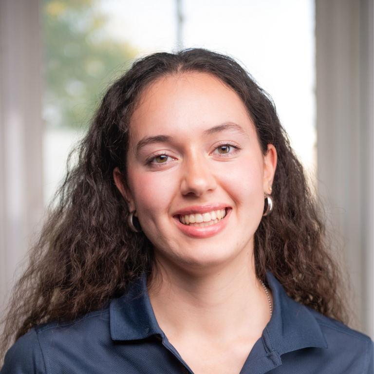 Angélica's headshot