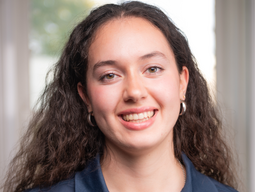 Angélica's headshot