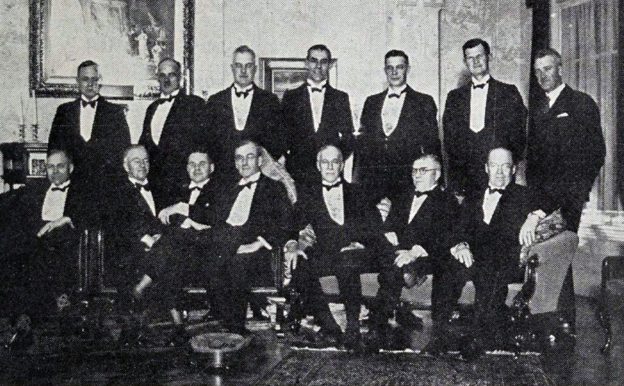 Fourteen members of Sc’07 (that’s 1907) pose for a Queen’s Alumni Review photo.