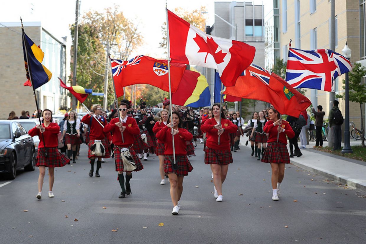 Queen's Bands leads the alumni parade through campus