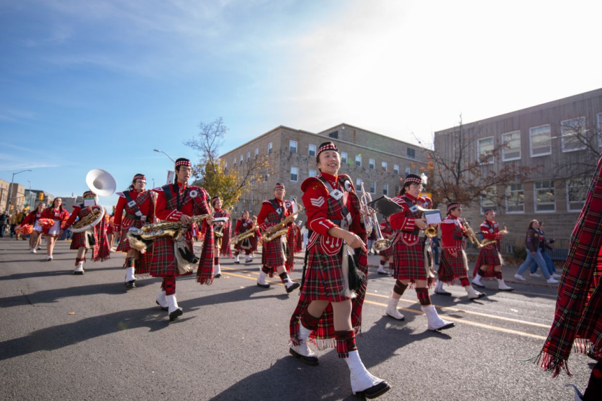 Members of Queen's Band leads the Alumni Parade on Union Street.