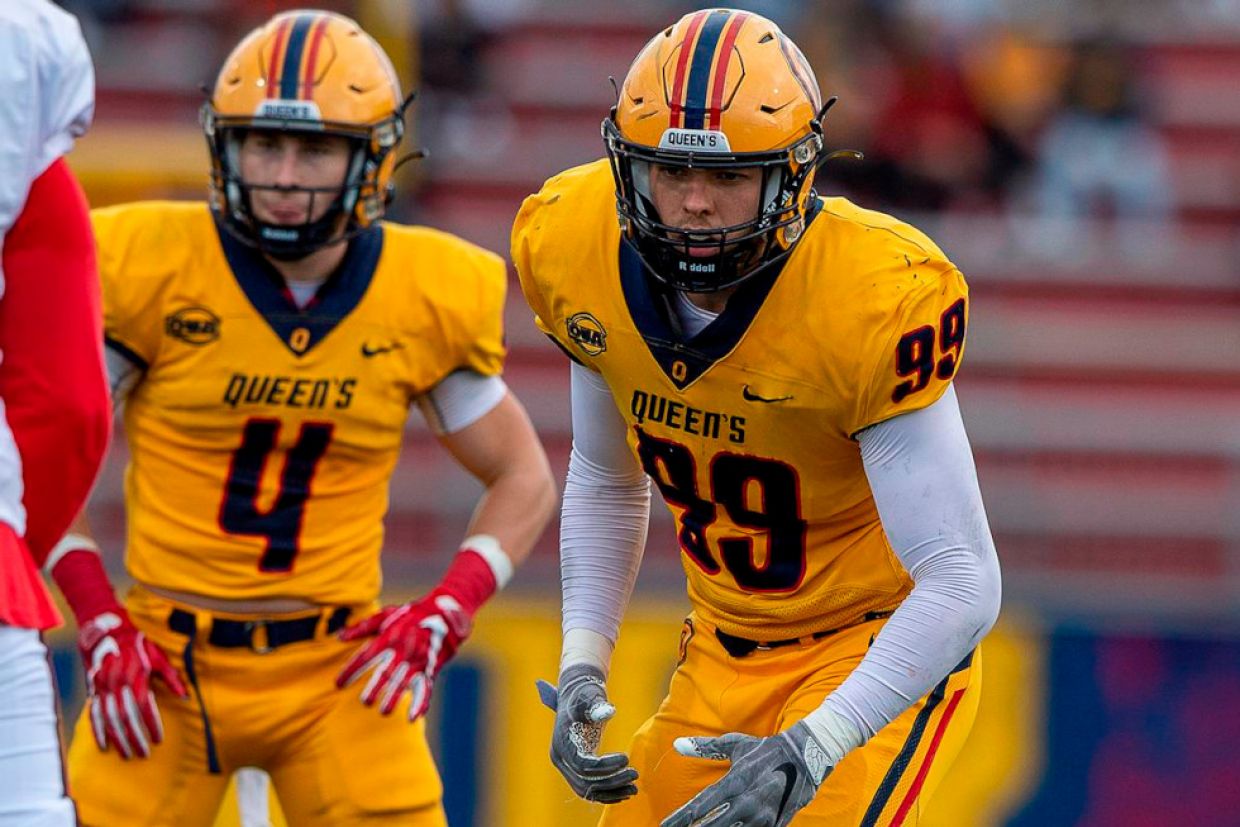 Gaels football team prepare for a tackle.