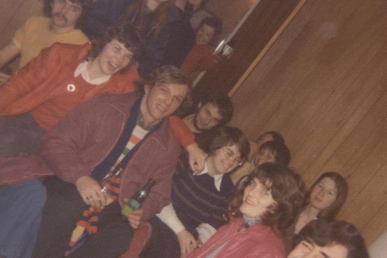 PHE'73 classmates socializing after a day of skiing.