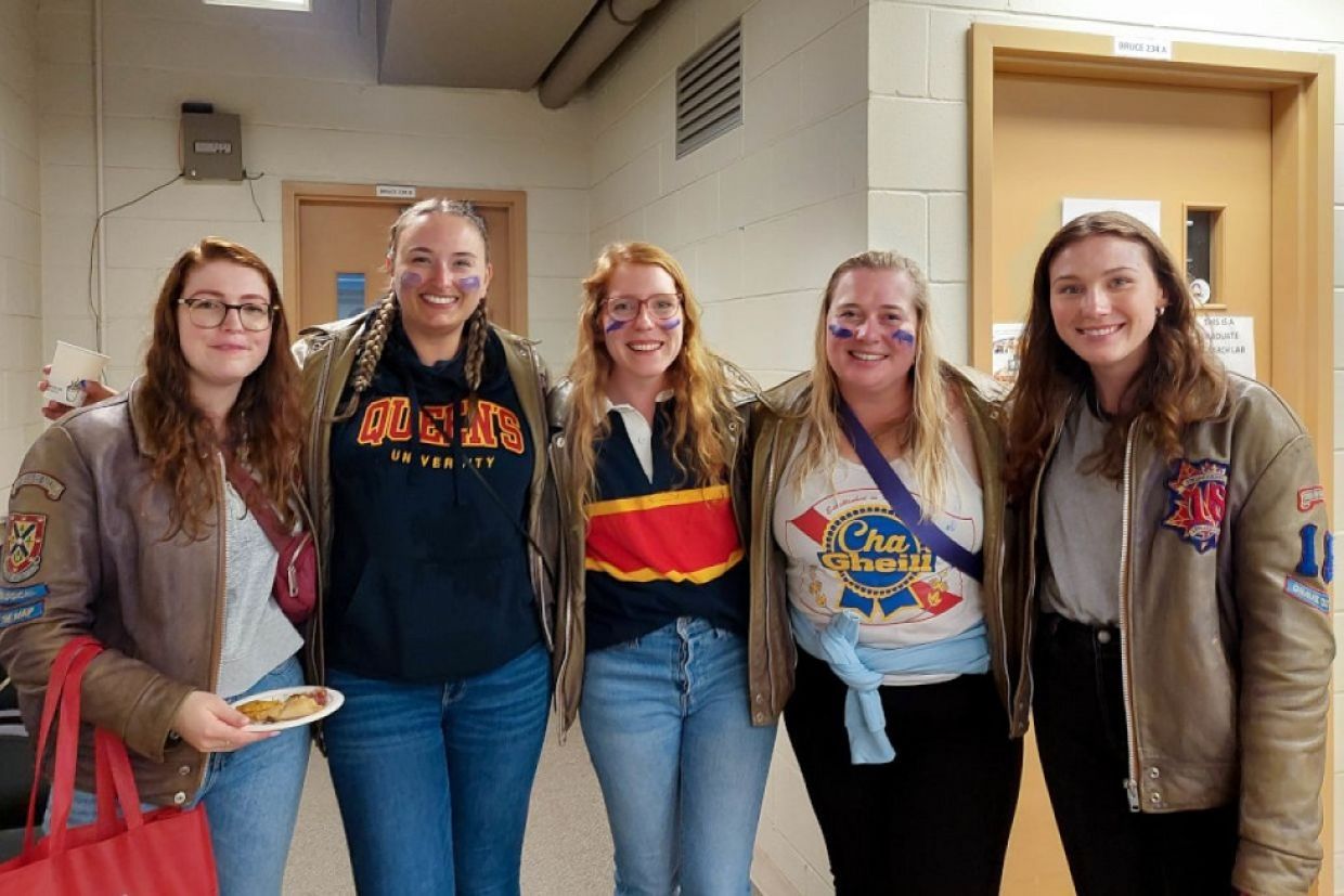 Alumni pose in the geological department 