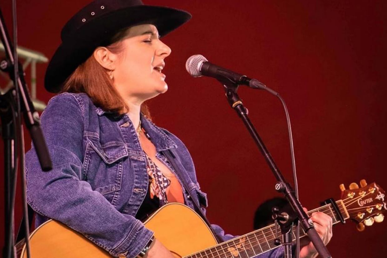Tara Henton performing ‘Now That You’re Gone’ at Tennessee Fields Country Festival, Songwriter’s Workshop on July 10th 2021, photo courtesy of Little Ninja Photography.