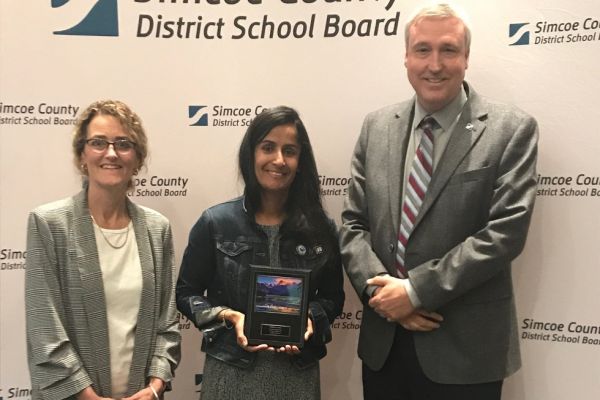 Pareen Gill (centre) receives the Prime Minister’s Award for Teaching Excellence.