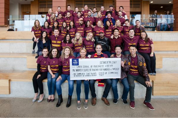 Com'07 group photo from Homecoming in 2017.