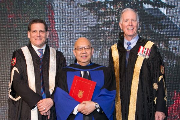 Principal Daniel Woolf, Justice Kin Kee Pang, Arts’70 and Chancellor Jim Leech