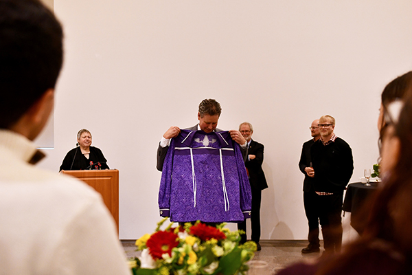 Provost and Vice-Principal (Academic) Mark Green receives a ribbon shirt from Associate Vice-Principal (Indigenous Initiatives and Reconciliation), Kanonhsyonne (Janice Hill). (University Communications)