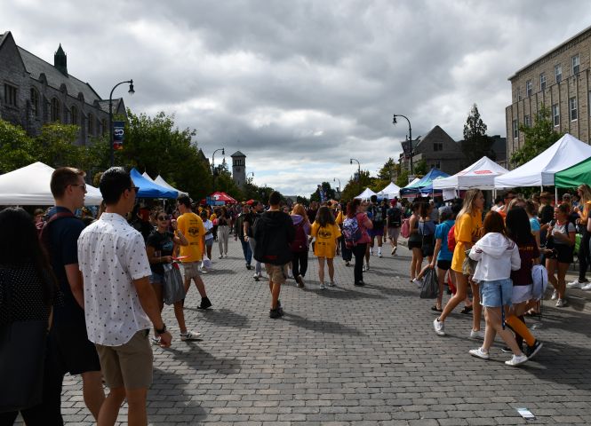 Students on University Avenue at Queen's