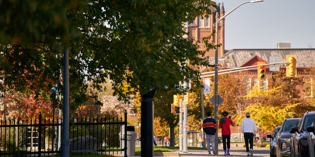 Students walking on Queen's campus in the Fall.