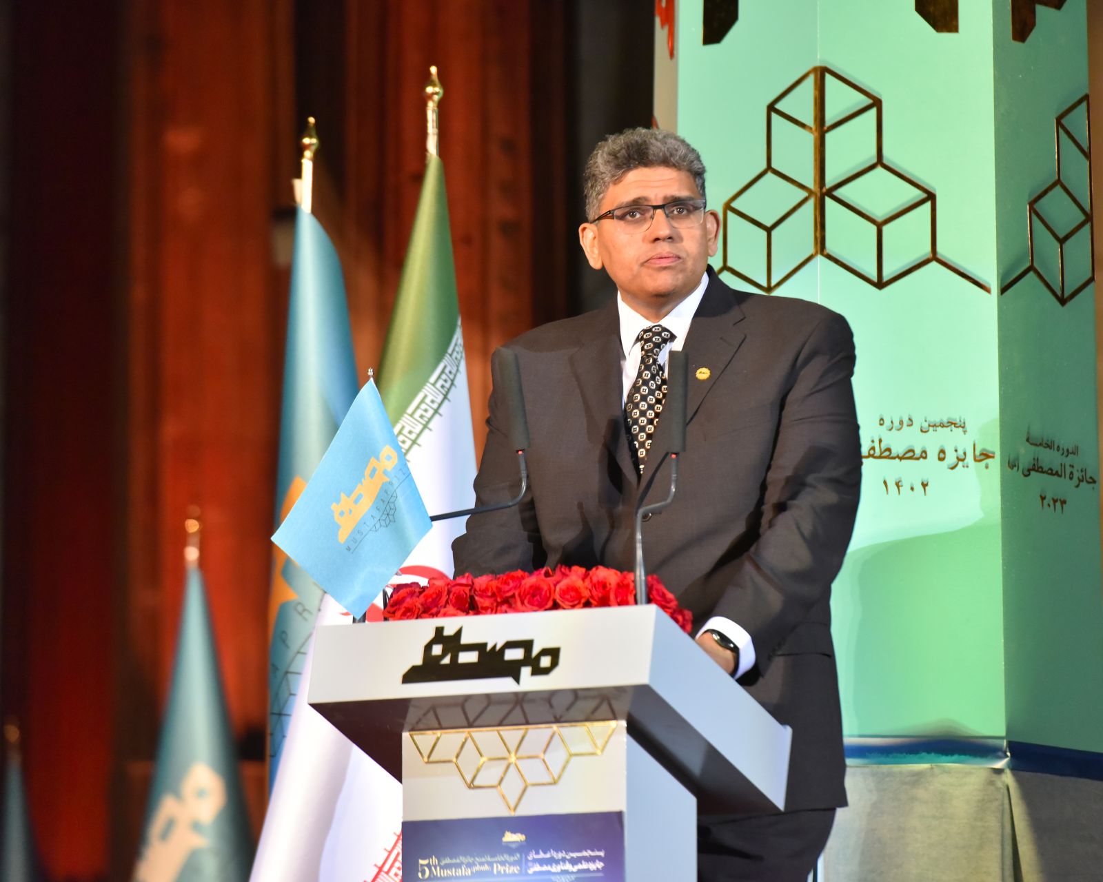 Professor Ahmed Hassan receives the Mustafa award