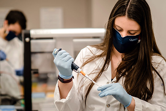 Researcher in a Queen's lab