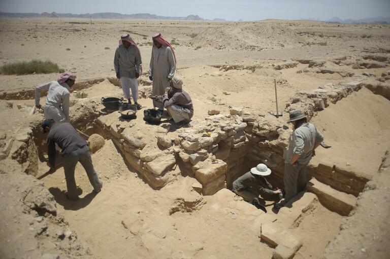 Students and locals digging and sifting through excavated dirt at Humayma.