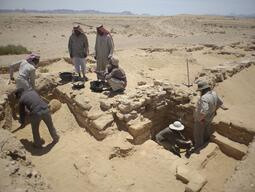 Students and locals digging and sifting through excavated dirt at Humayma.