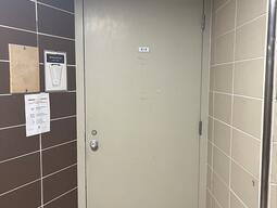 Entryway to room 414 in Stirling Hall. The door has a knob on the left side. There is no automatic operator.