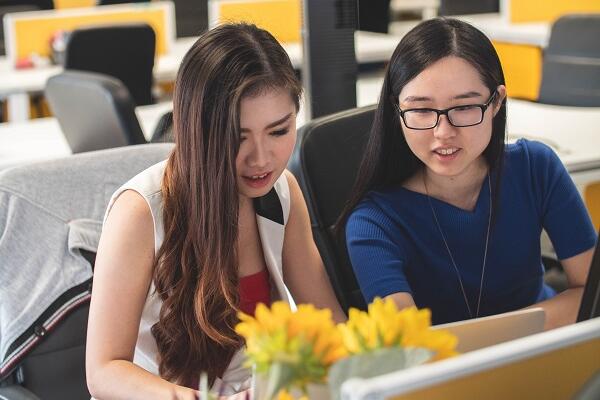 2 women working at a laptop
