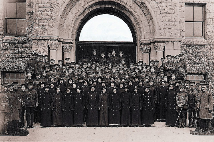 [The men and women of the second contingent of No. 5 Stationary Hospital prepare to leave Queen’s in May 1915.]