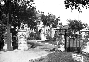 [photo of Kingston Hall in 1918]