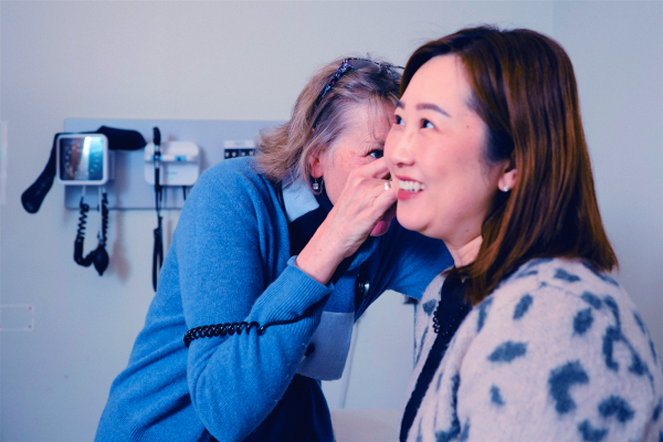 Patient with doctor. Links to Quality Improvement Tool page on CPCSSN website.