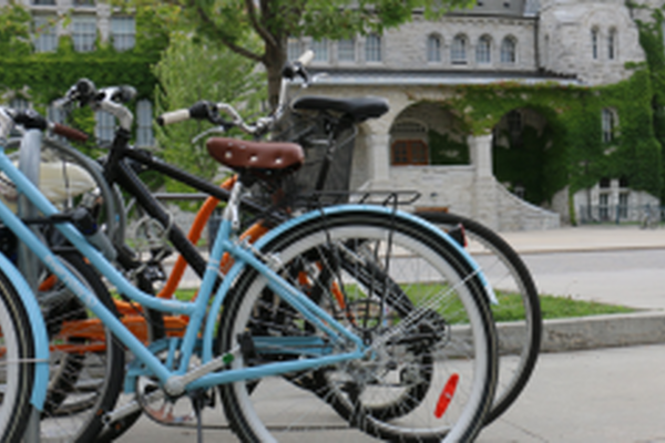 Bikes at an outdoor rack on campus 