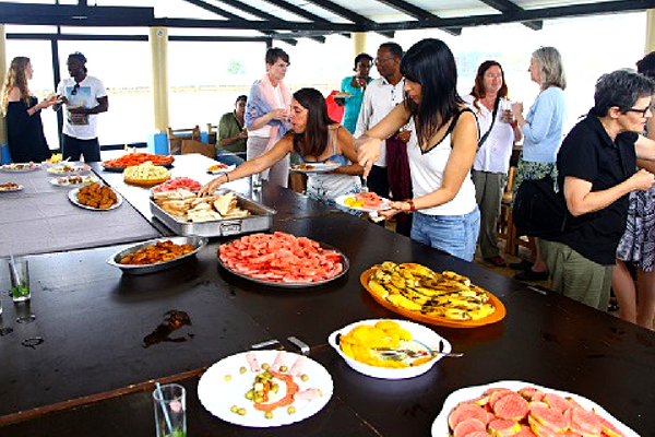 [Students, staff, and faculty from both universities enjoy local food and musical (Photo: Chris Tianyu Yao)]