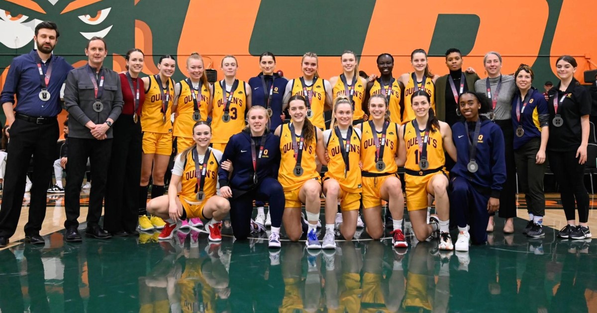 Queen's Gaels women's basketball team line up for a photo with their silver medals 