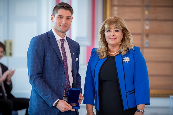 Slater Doggett receives the Governor General’s Academic All-Canadian Commendation from Assunta Di Lorenzo, Secretary to the Governor General and Herald Chancellor of Canada.