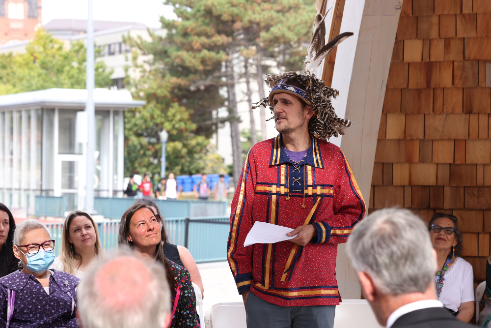 Thanyehténhas Nathan Brinklow, Director of the Indigenous Studies Program, speaks on behalf of the Indigenous community in Kanyen’kéha (Mohawk) and English during the 2023 Polishing the Chain ceremony. 