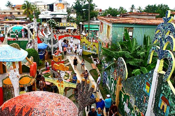 [Students travel through an art exhibit featuring mosaic tile. (Photo: Chris Tianyu Yao)]