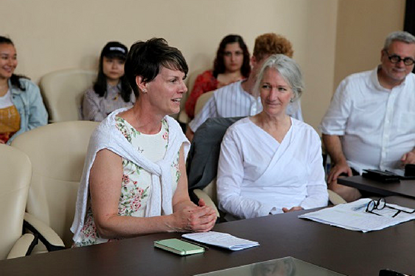 [Kathy O’Brien, Associate Vice-Principal (International), and Barbara Crow, Dean (Faculty of Arts and Science) participate in the awarding of certificates to students in the course. (Photo: Chris Tianyu Yao)]