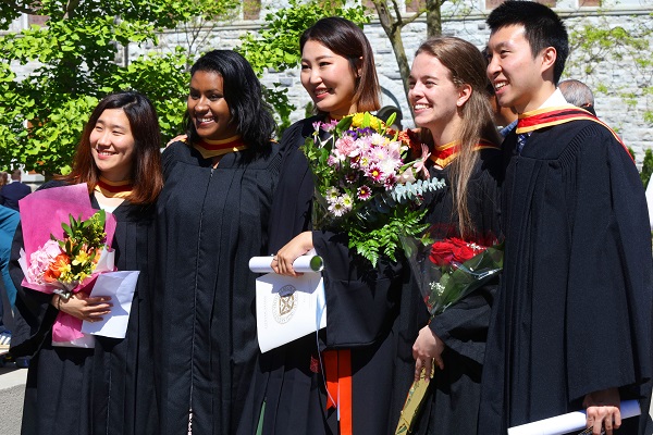 [Graduates of the Spring 2017 convocation pose together for a photo]