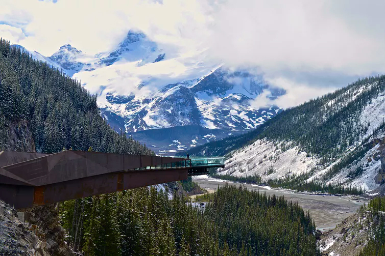 The wilderness in Canada’s parks is shrinking due to encroaching business. Pictured here: the Glacier Skywalk in Jasper National Park is cantilevered 280 metres over the Sunwapta Valley floor. (Jack Borno/Wikimedia), CC BY-SA