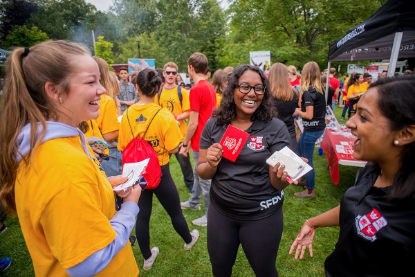 Students meet during orientation week activities. (Photo by Garrett Elliott)