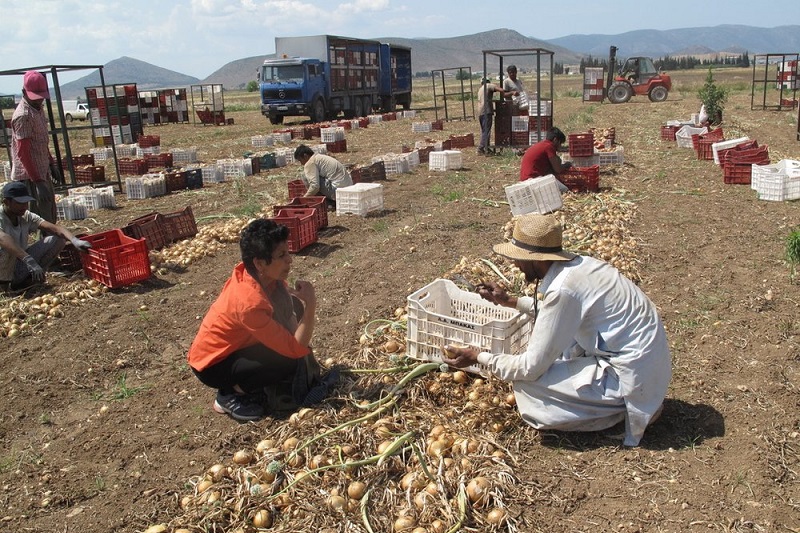 Reena Kukreja and an agricultural worker.