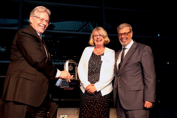 Dr. Ian Bowmer and Dr. Karen Shaw of the Medical Council of Canada present Dr. Richard Reznick with his award.