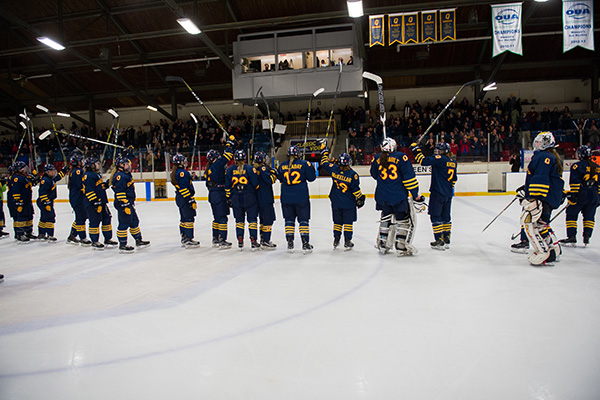 Queen's women's hockey salutes the crowd
