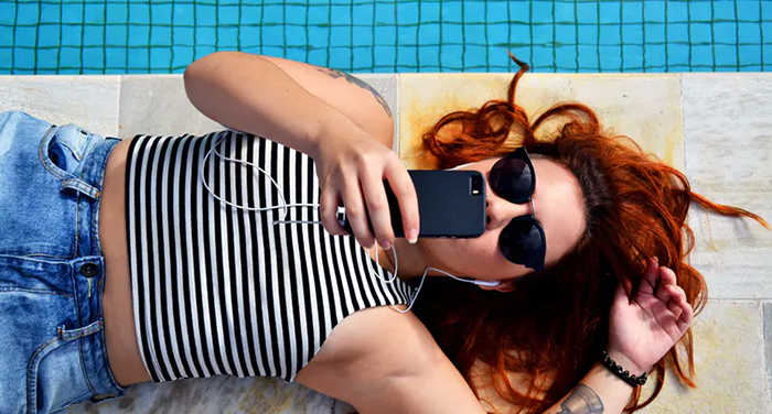 [Woman viewing her cellphone]