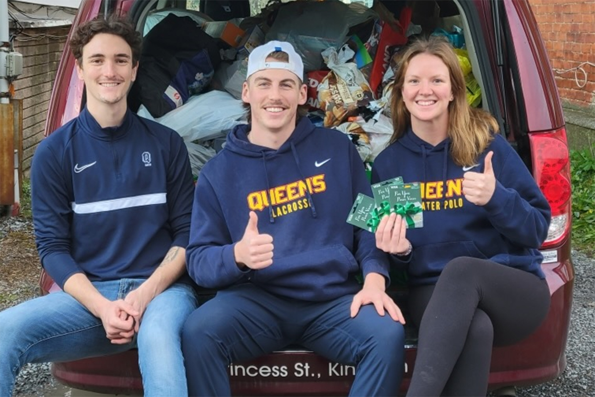 Varsity Leadership Council members delivers donations to Martha's Table