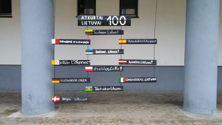 [Signs of congratulations in Vilnius]
