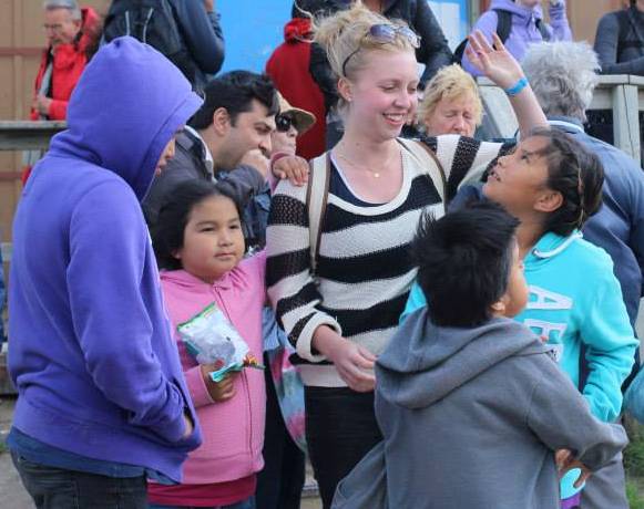 [Annie Hollis with KI students]