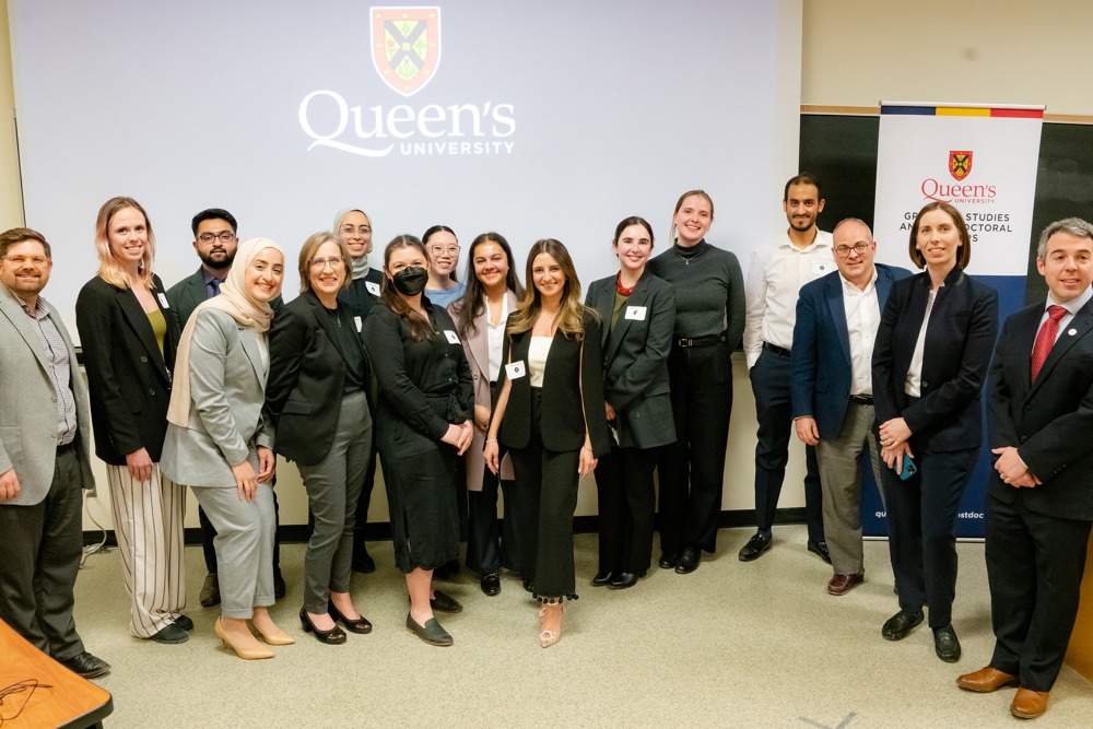 [Group photo of researchers and judges of 3MT)