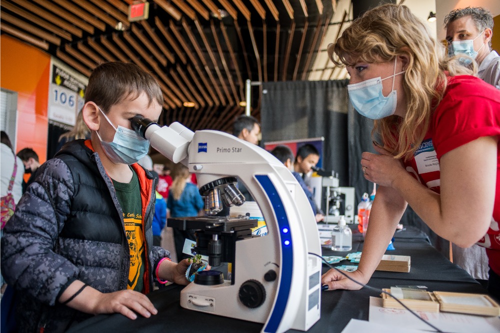 Youth and Queen’s researchers interact at Science Rendezvous Kingston 2022. 