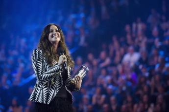 Alanis Morissette receives her lifetime achievement award from the Canadian Music Hall of Fame