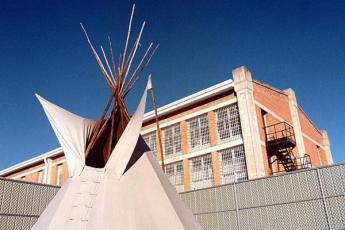 A teepee outside the women’s unit of the Saskatchewan Penitentiary in Prince Albert, Sask., January 2001. (CP PHOTO/Thomas Porter)