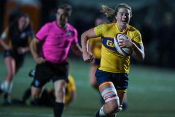 Gaels rugby player Sophie de Goede runs with the ball