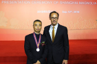 [Dr. Zhang poses with Weldon Epp, Consul General, Canadian Consulate General in Shanghai at the Magnolia Awards Ceremony]